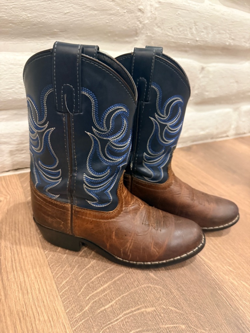 CODY JAMES BOYS' HOLT TWO-TONE EMBROIDERED WESTERN BOOTS - ROUND TOE